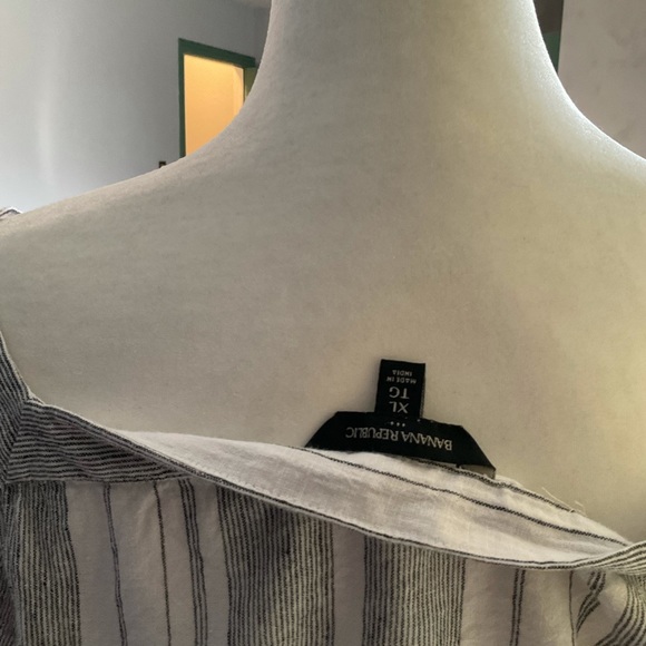 13. Banana Republic | Textured Cotton Linen Top - Picture 4 of 6